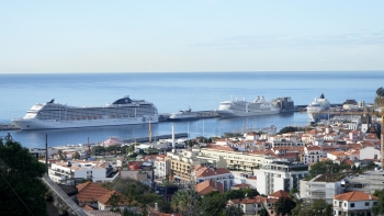 Imagem de Porto do Funchal com movimento de cinco navios