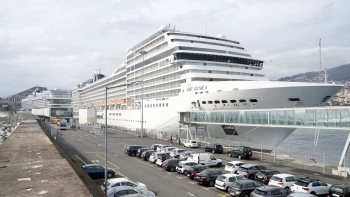 Imagem de Três navios passam a noite no Porto do Funchal