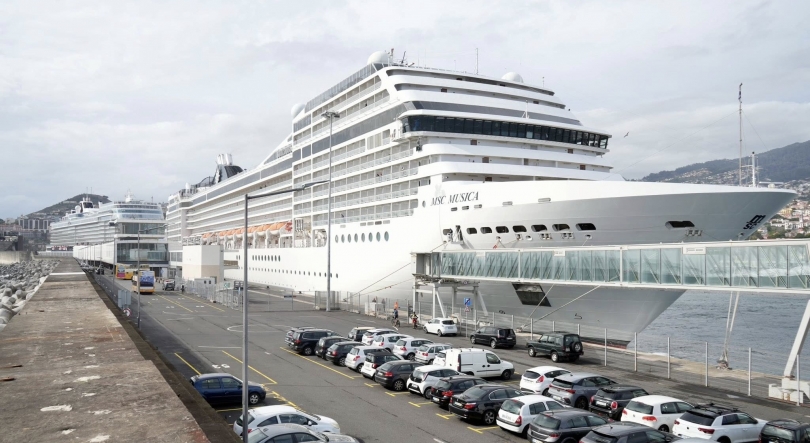 Imagem de Três navios passam a noite no Porto do Funchal