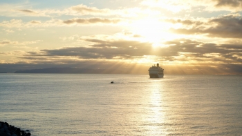 Imagem de Porto do Funchal a receber dois navios de cruzeiro e um veleiro