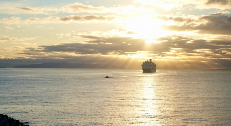 Imagem de Porto do Funchal a receber dois navios de cruzeiro e um veleiro