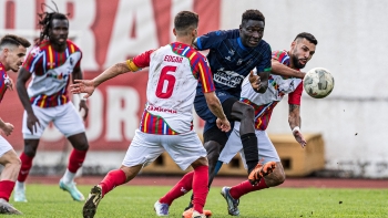 Imagem de Empate no dérbi com queixas do relvado (vídeo)