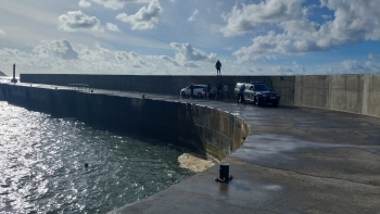 Imagem de Cinco pessoas arrastadas por uma onda no Paul do Mar