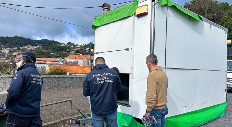 Imagem de PSP bloqueia festa de Natal na Camacha para lá das três da manhã