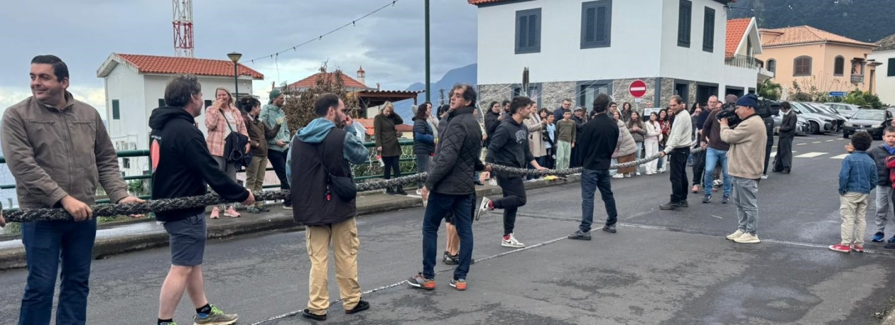 Imagem de Homens e mulheres divertem-se a puxar da corda (vídeo)