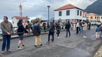 Imagem de Homens e mulheres divertem-se a puxar da corda (vídeo)