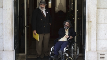 Imagem de Manuel João Vieira entrega assinaturas no TC para formalizar candidatura