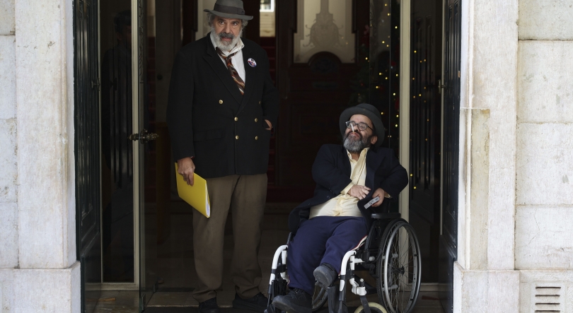 Imagem de Manuel João Vieira entrega assinaturas no TC para formalizar candidatura