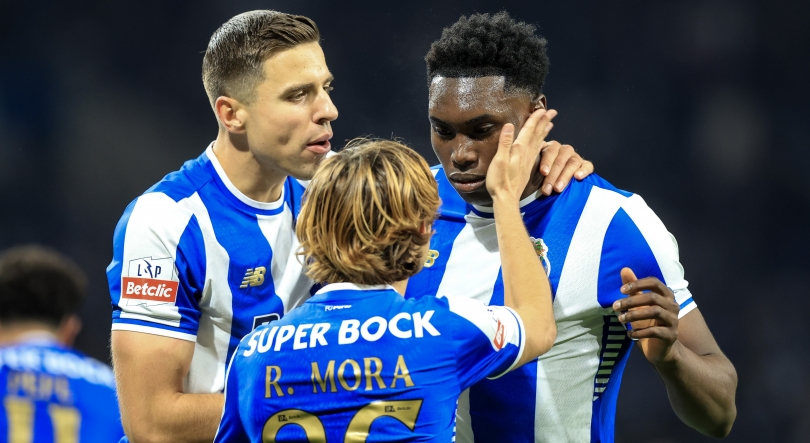Imagem de Porto não escorrega e vence no Dragão