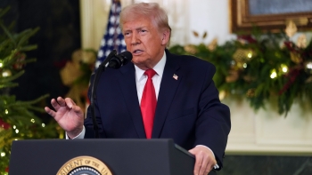 Imagem de Trump instala placas com conteúdo depreciativo nos retratos de Biden e Obama