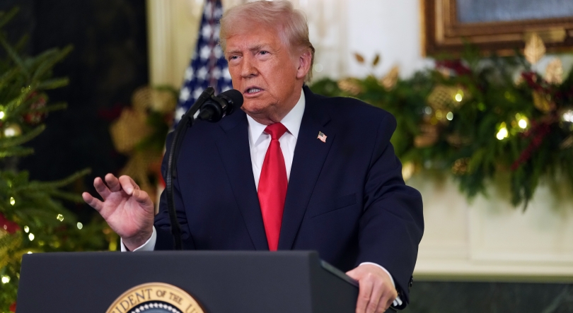 Imagem de Trump instala placas com conteúdo depreciativo nos retratos de Biden e Obama