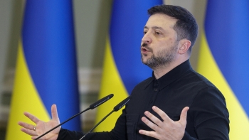 Imagem de Zelensky revela detalhes do plano de 20 pontos negociado com EUA
