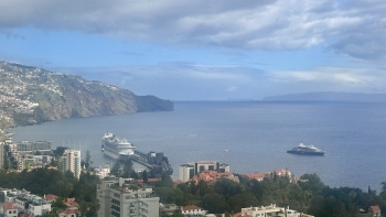 Imagem de Porto do Funchal com quatro navios de cruzeiro