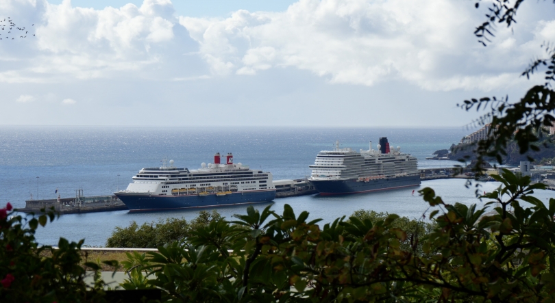 Imagem de Primeira Oitava com porto cheio de navios