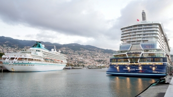 Imagem de Porto com casa cheia em dia de festa no Funchal
