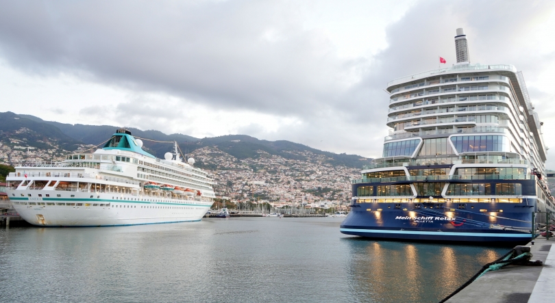 Imagem de Porto com casa cheia em dia de festa no Funchal