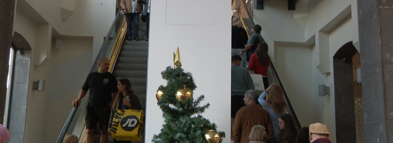 Imagem de Muitas famílias foram à procura das últimas prendas (vídeo)