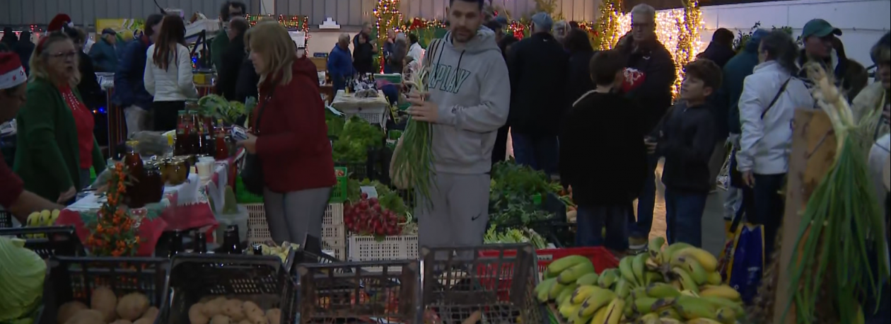 Imagem de Procura por legumes e frutas na Noite do Mercado da Calheta (vídeo)