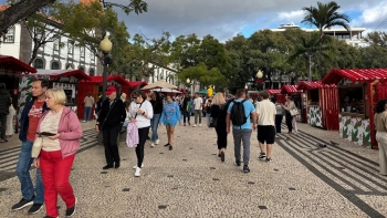 Imagem de Placa Central da Avenida Arriaga é palco do Mercadinho de Natal (áudio)