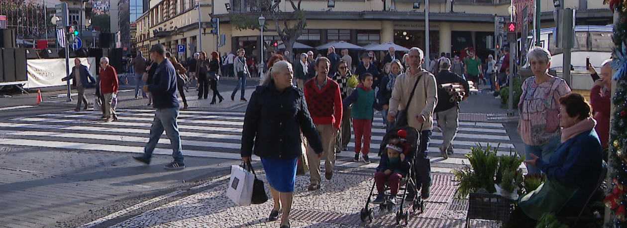 Imagem de Carne de vinho e alhos, canja e bolo de mel à mesa (vídeo)