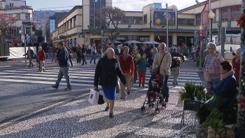 Imagem de Carne de vinho e alhos, canja e bolo de mel à mesa (vídeo)