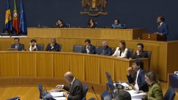 Imagem de Habitação, golfe e impostos em discussão no debate do orçamento (áudio)