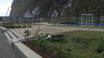 Imagem de Vento destruiu parte da cobertura de um parque de estacionamento em São Vicente (áudio)