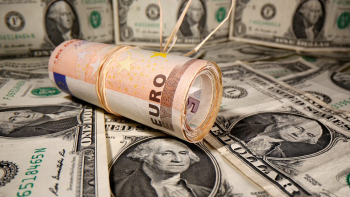 Imagem de Euro volta a cair face ao dólar mas mantém-se na barreira dos 1,16 dólares