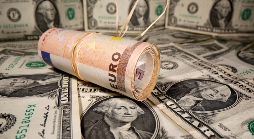 Imagem de Euro volta a cair face ao dólar mas mantém-se na barreira dos 1,16 dólares