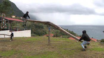 Imagem de População mantém viva a tradição da gangorra (vídeo)