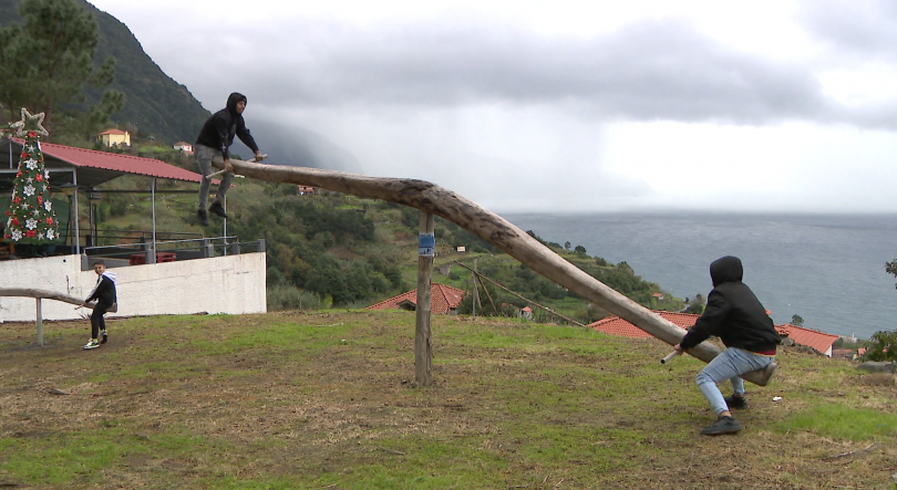 Imagem de População mantém viva a tradição da gangorra (vídeo)