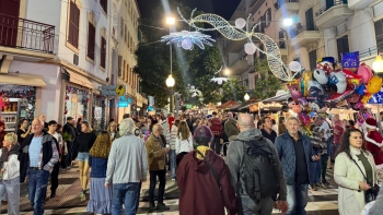 Imagem de Rua Fernão Ornelas repleta de pessoas na Noite do Mercado (áudio)