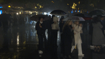 Imagem de Praça com menos Povo por causa da chuva (vídeo)