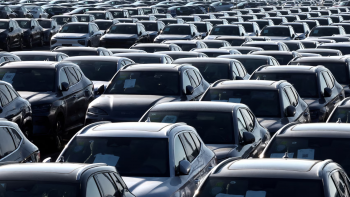 Imagem de Comissão Europeia abandona meta de 100% de carros não poluentes em 2035 (vídeo)