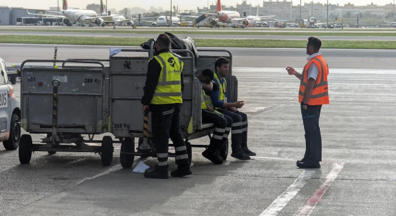 Imagem de Trabalhadores da Menzies em greve na passagem do ano