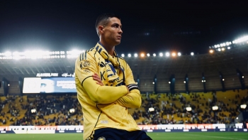 Imagem de Ronaldo recebe prémio de melhor jogador do Médio Oriente