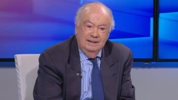 Imagem de Alberto João Jardim aponta para os políticos comandados pelo “capital” dos “salários baixos” (vídeo)