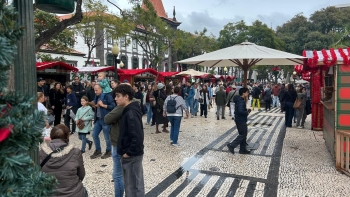 Imagem de Chuva não afasta turistas da Placa Central (vídeo)