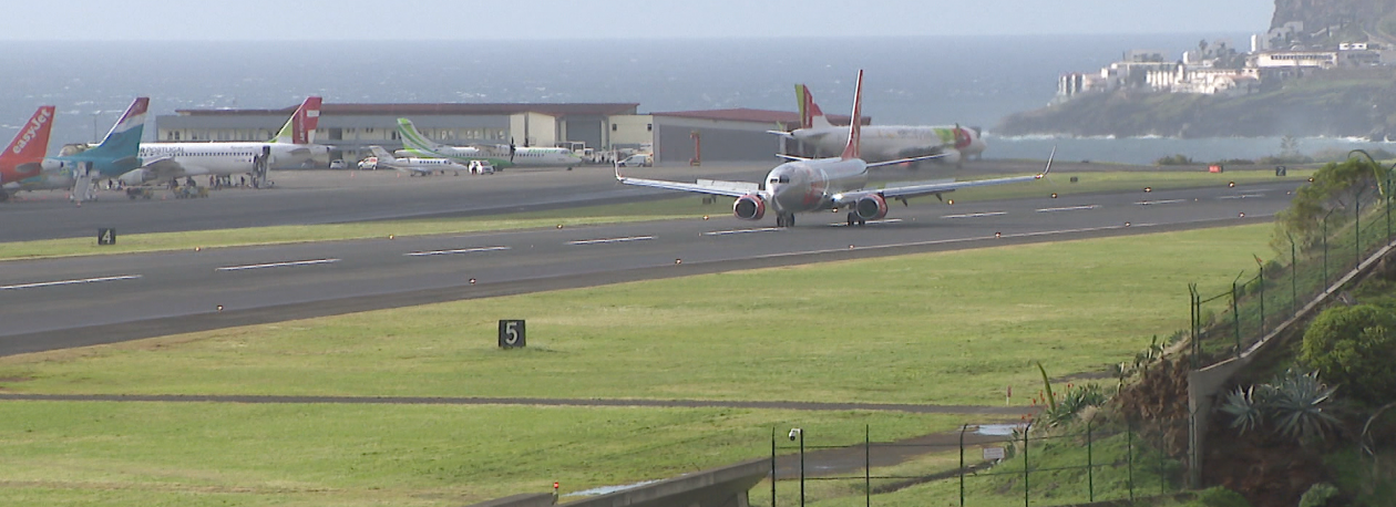 Imagem de Aviões começaram a aterrar e a levantar voo logo pela manhã (vídeo)