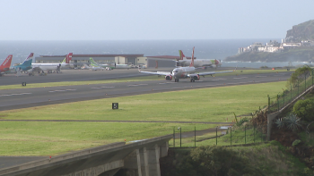 Imagem de Aviões começaram a aterrar e a levantar voo logo pela manhã (vídeo)