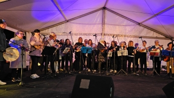 Imagem de Noite de cantar as Janeiras no Estreito de Câmara de Lobos (vídeo)