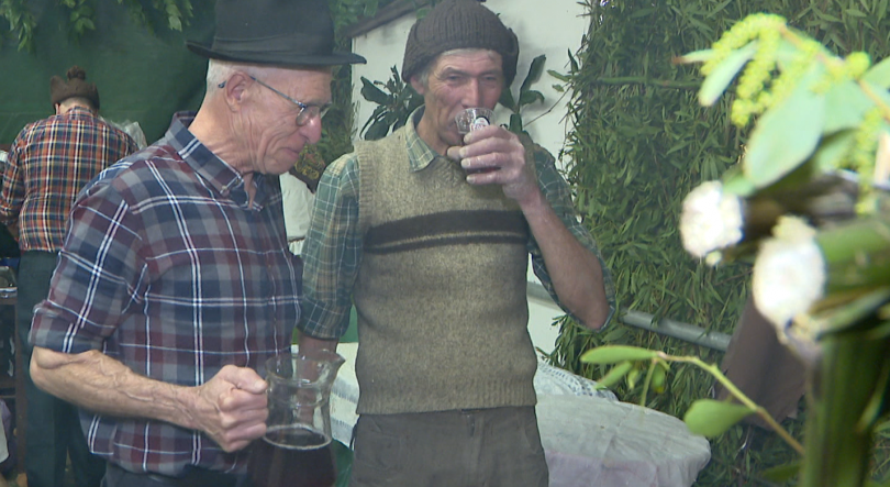 Imagem de Madeira cumpre a tradição do varrer os armários (vídeo)