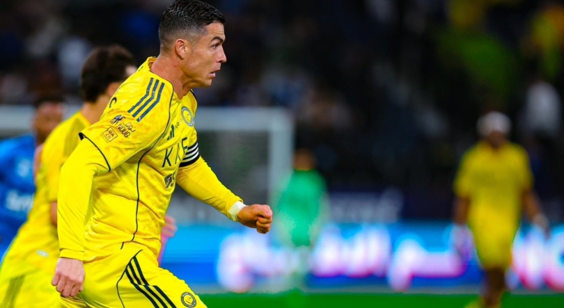 Imagem de Ronaldo marca o golo do Al Nassr  na derrota no dérbi de Riade