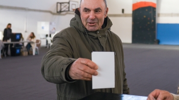 Imagem de Humberto Correia finaliza autobiografia enquanto se apuram resultados