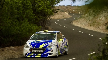 Imagem de Traineira Racing Team com dois Peugeot 208 R2