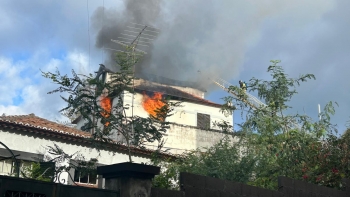 Imagem de Incêndio numa casa devoluta no Funchal mobilizou quatro viaturas (vídeo)