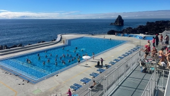 Imagem de Mais de 100 pessoas no mergulho solidário no Lido (áudio)