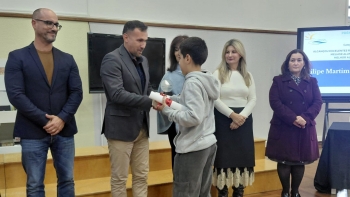 Imagem de 25 diplomas de mérito para os alunos do Caniçal (áudio)