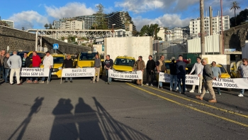 Imagem de Taxistas prometem manifestar-se todas as semanas (áudio)