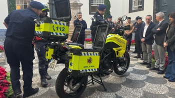 Imagem de Motociclo de emergência médica entregue aos bombeiros (vídeo)
